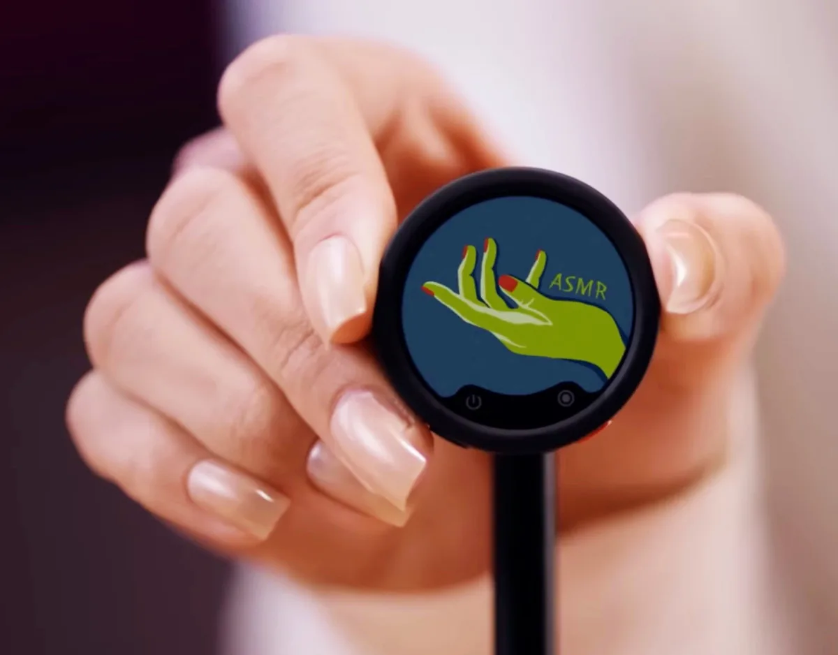 Insta360 Mic Pro brings e-ink display to wireless mics