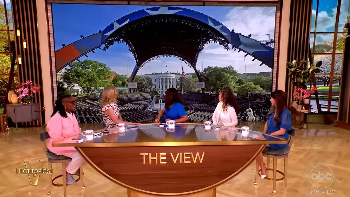 Οι παρουσιάστριες του View επικρίνουν το UFC event του Trump στον Λευκό Οίκο